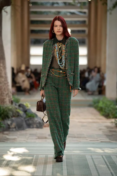 Look 3